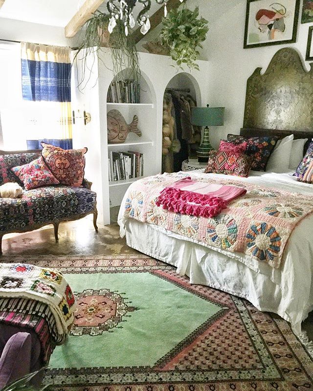 #currentdesignsituation in my bedroom.  Im in love with this pink and green Moroccan rug. Coming to @shopatlantishome home soon!!