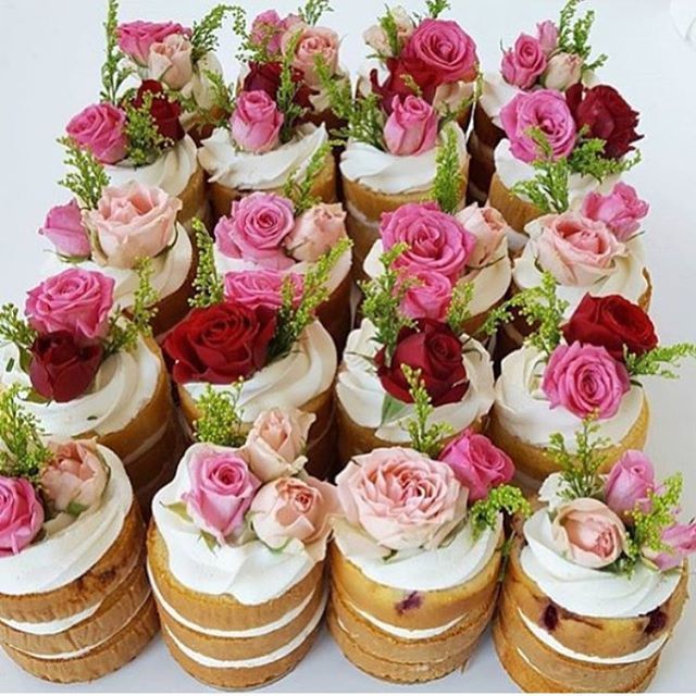 How gorgeous are these mini naked cakes for your guests?!