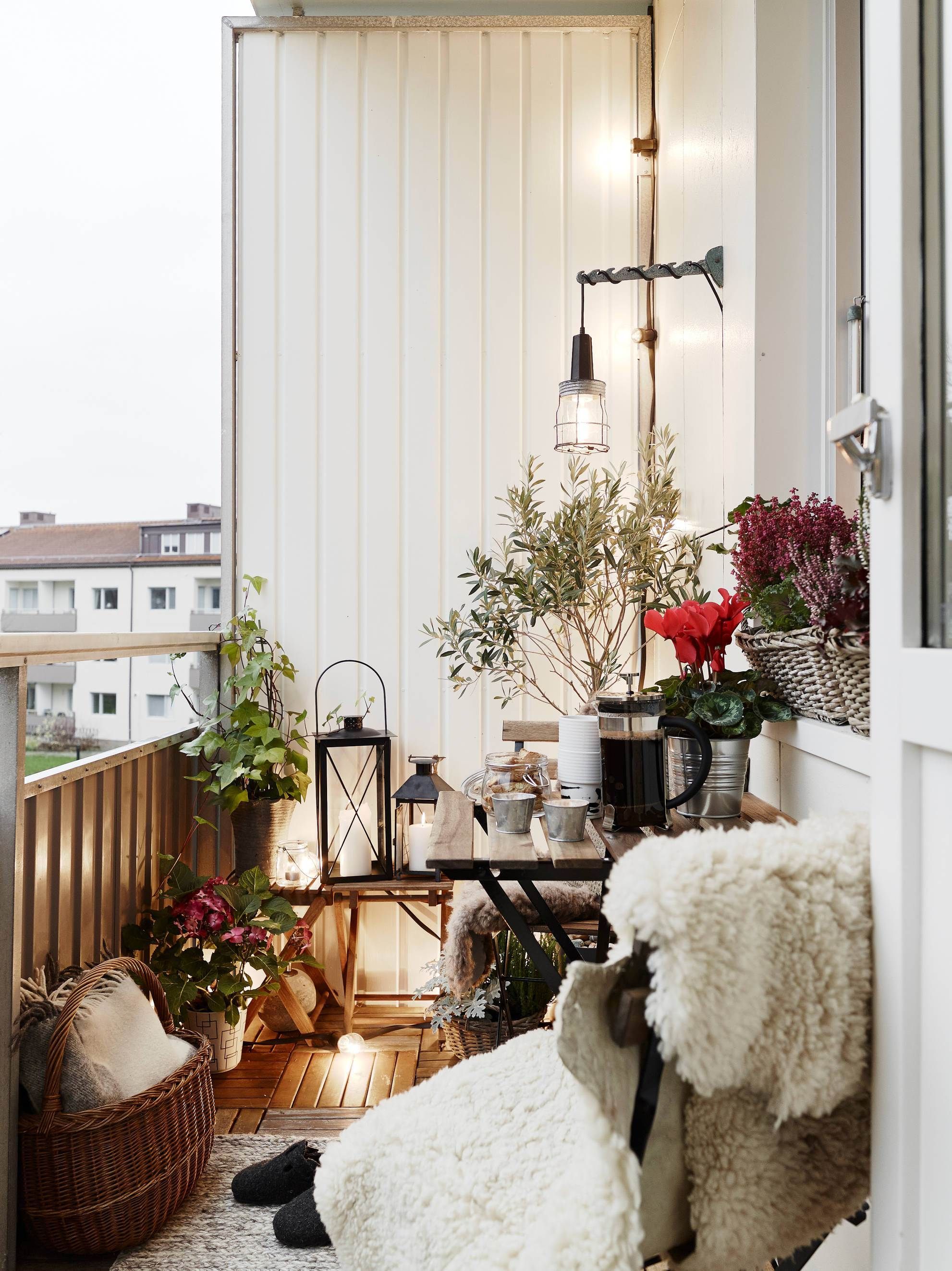 I like the coziness of this space. The lighting, the table, and the throws.