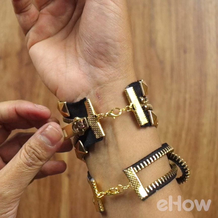 Make bracelets out of zippers with these two creative (and easy to make!) designs.