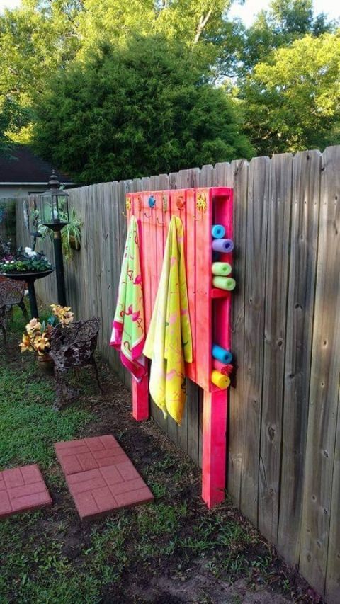 Pallet Pool Noodle amp; Towel Holder…these are awesome DIY Pallet amp; Wood Ideas!