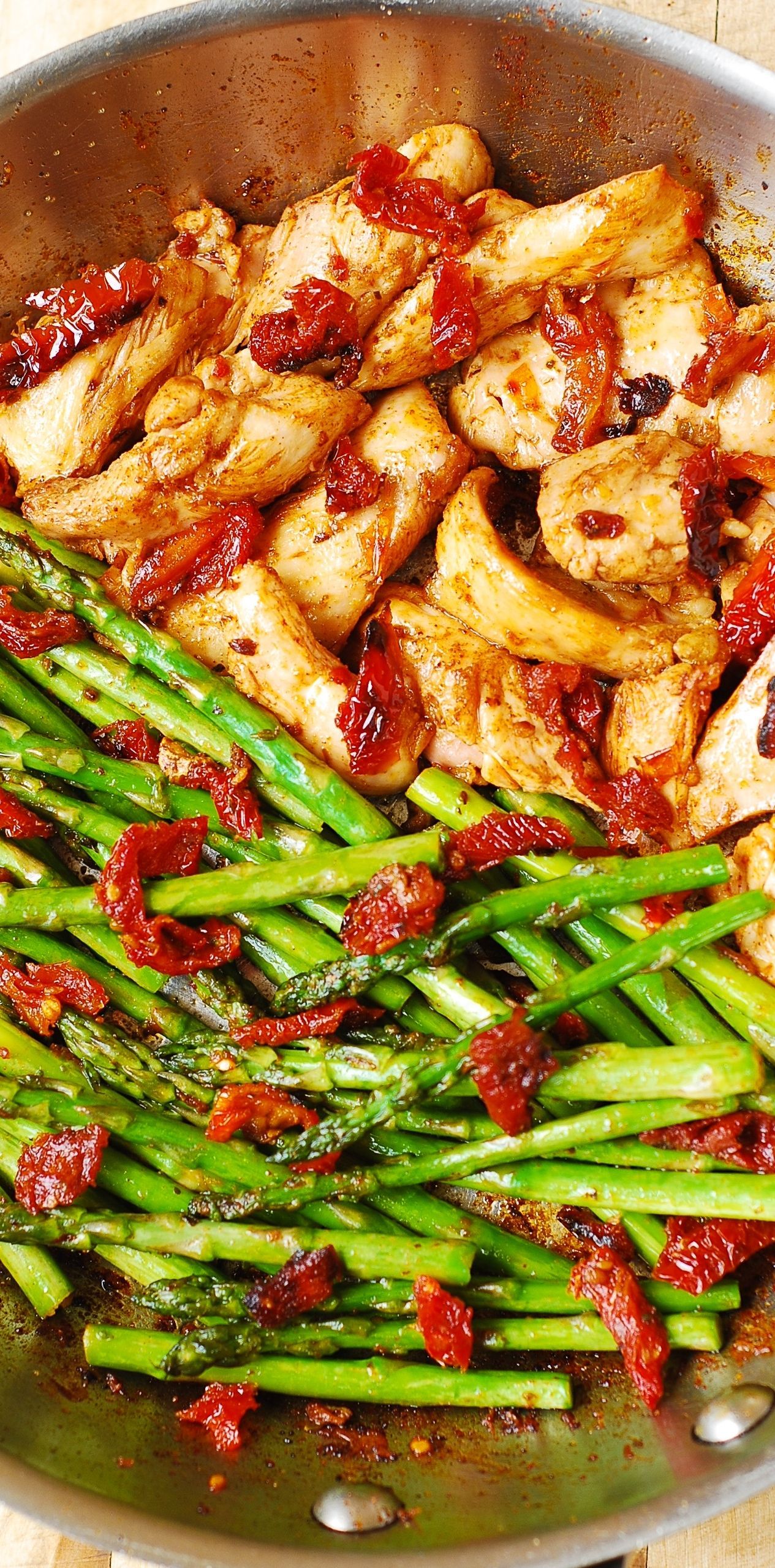 SUMMER RECIPE: Paprika Chicken, Asparagus, and Sun-Dried Tomatoes Skillet