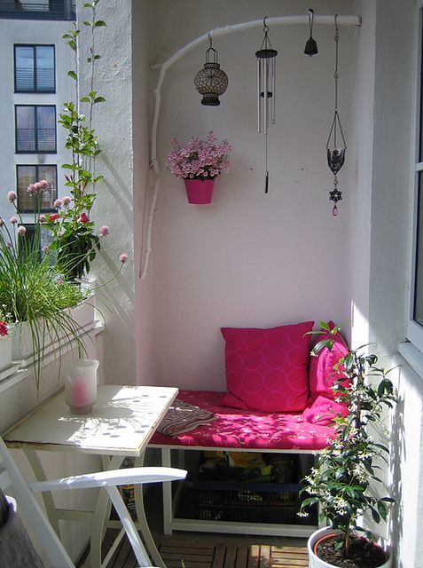 Une petite terrasse en ville ? pas de problème, on personnalise encore avec les tissus, les fleurs et le mobilier de jardin.