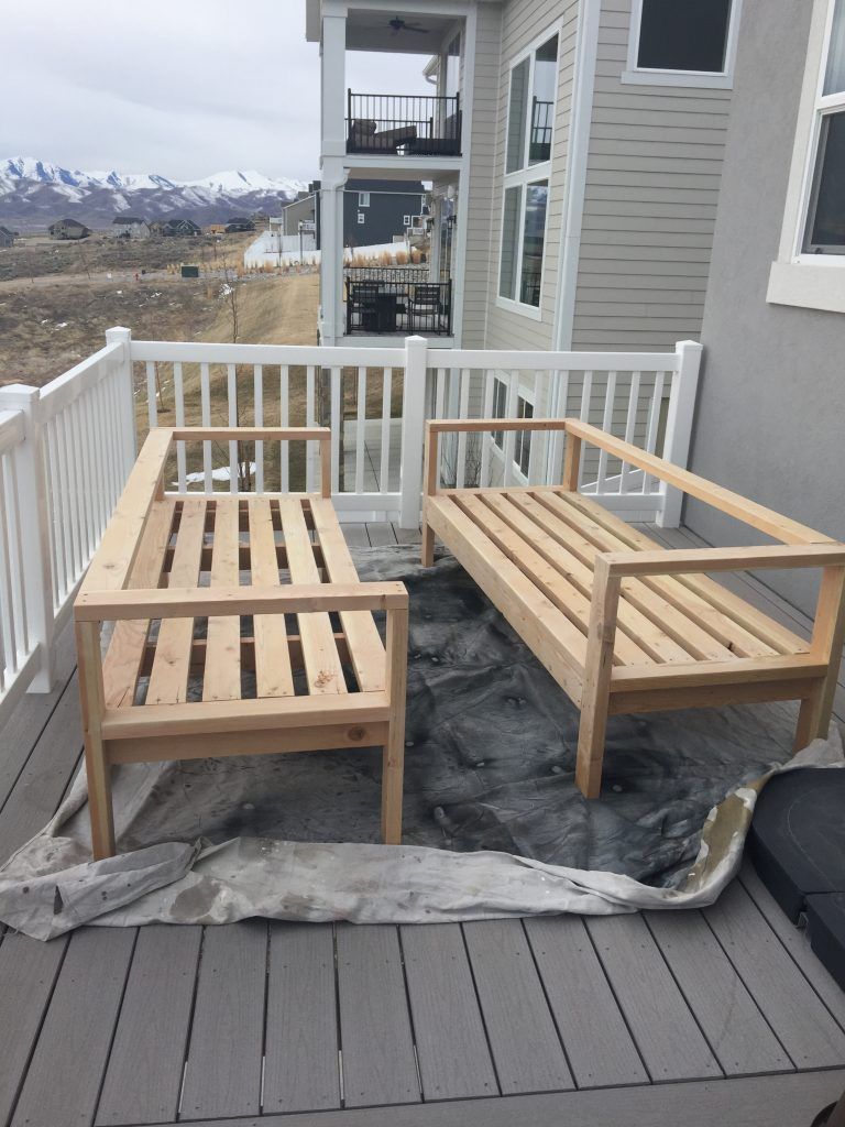 Want to hang out or entertain outside? Build this DIY outdoor furniture in one day and you can enjoy the warmth of the summer!