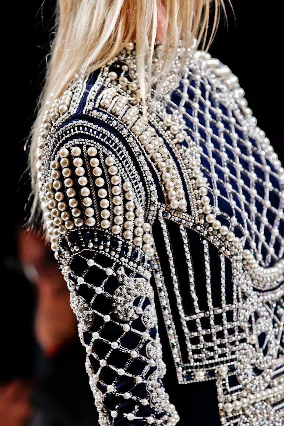 30 Absolutely Fabulous Collars to Make | DIY Fashion Sense McQueen Pearls Velvet