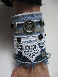 bracelet manchette jeans recyclé dentelle gris blanc : Bracelet par frippes40-0 #diy_bracelets_manchette
