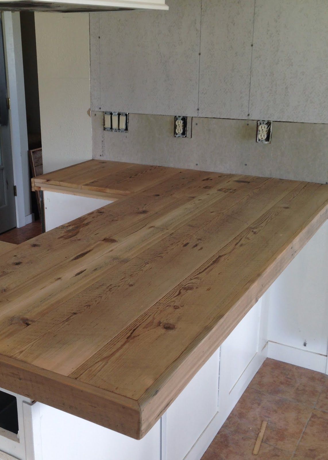 DIY Reclaimed Wood Countertop – adding trim boards along edge #diy_kitchen_worktop