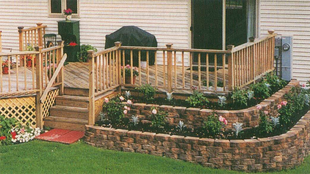 Garden layers around deck. I could see this around our raised deck on the two long sides. :-) #raised_garden_layers