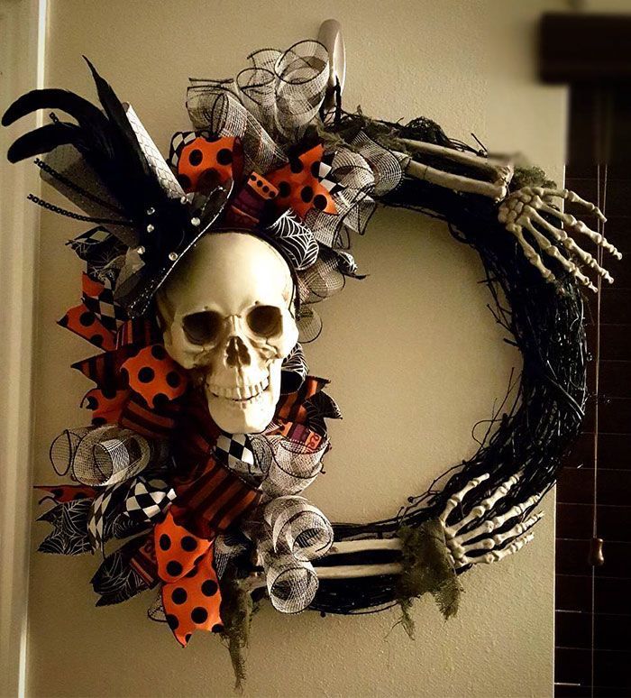 Halloween Wreaths Are A Thing Now, And Theyre Creepily Awesome