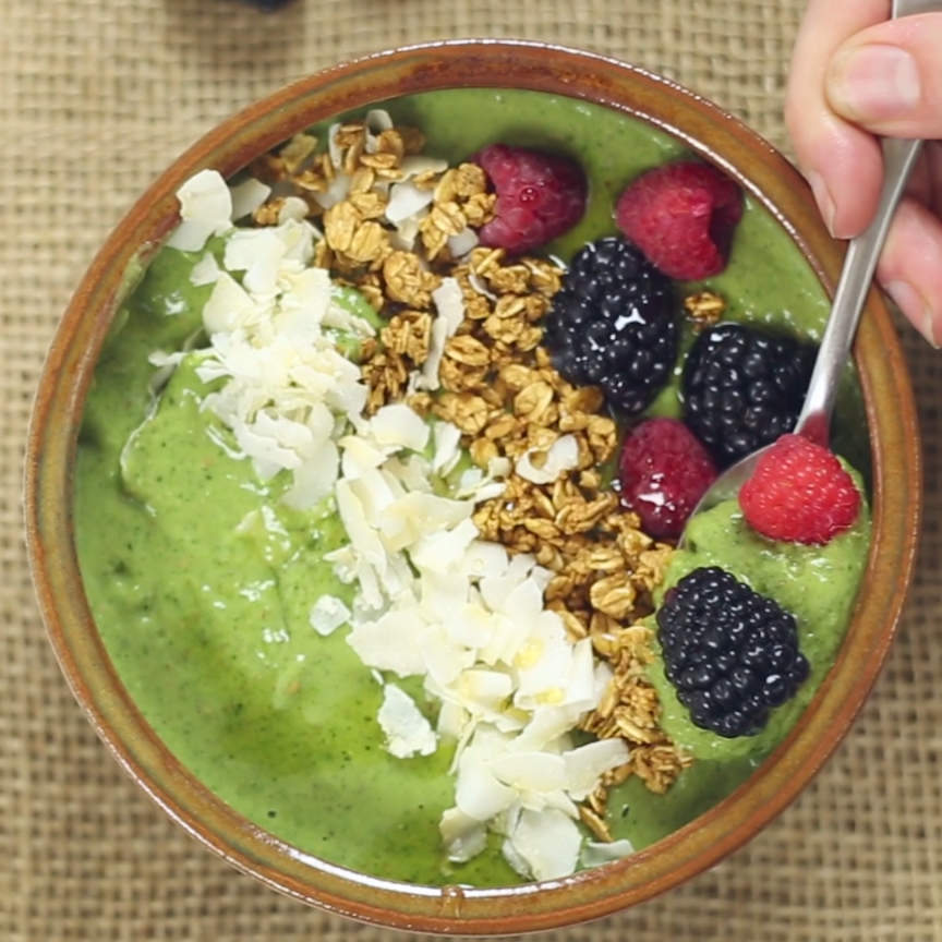How to make Avocado, Kale & Raspberry Smoothie Bowl. #fitness_recipes_how_to_make
