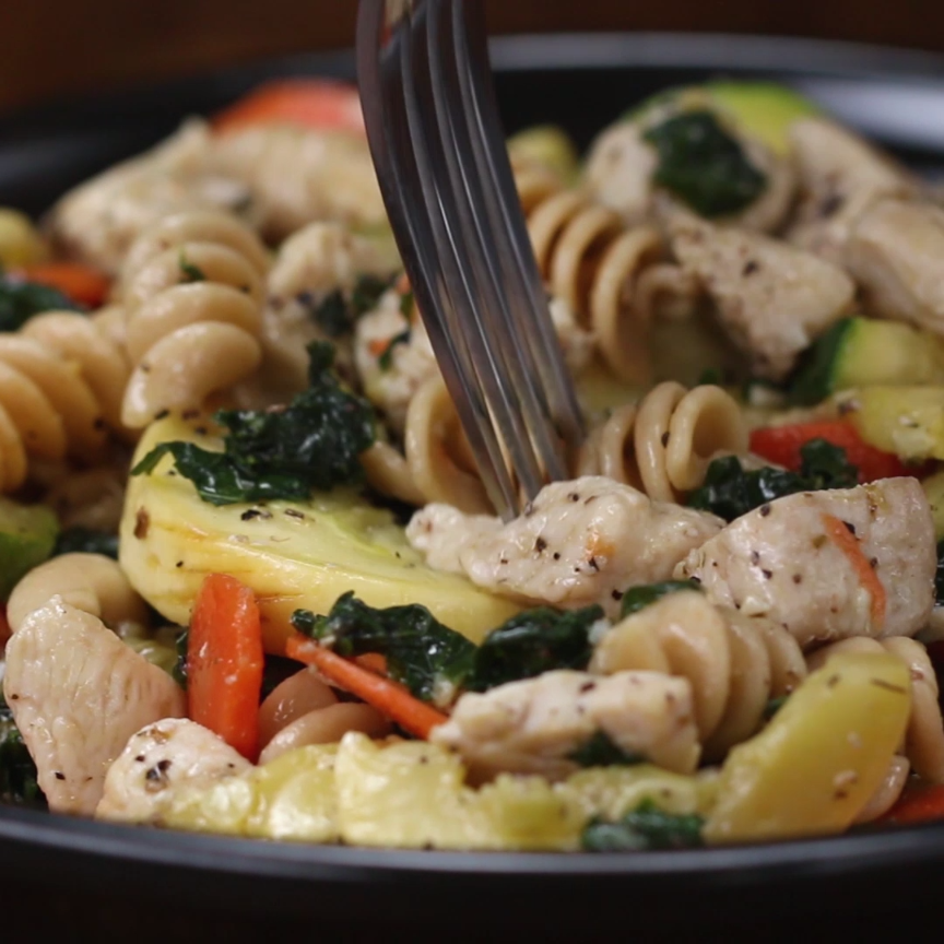 Meal-Prep Garlic Chicken And Veggie Pasta