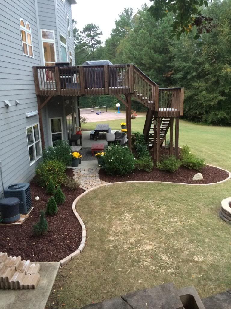 outdoor patio side shot done with interlocking border. looks incredible.