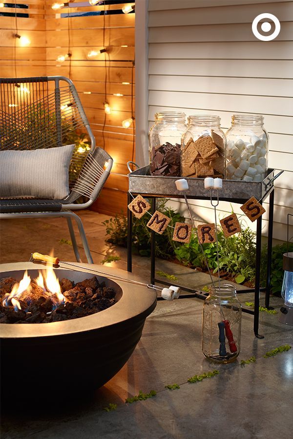 S’mores bar is a perfect recipe for Fall entertaining. #patio_decor_party