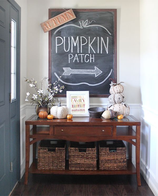 The Fall house tour continues… I recently showed you guys my kitchen and family room, now it’s time for our entry foyer!