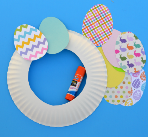 This easy paper Easter wreath is a great craft for kids and adults.
