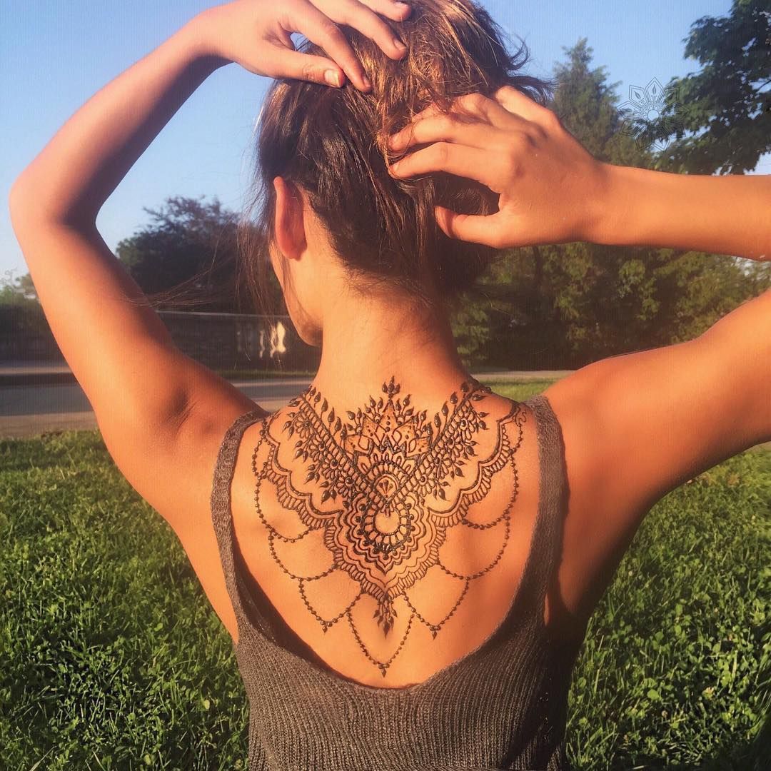 Beautiful back henna / tattoo!  pinterest: @rosajoeperez