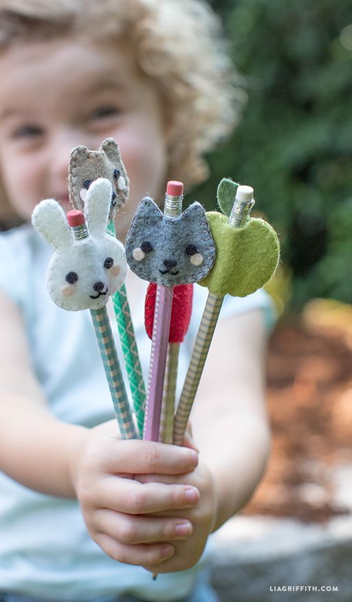How cute are these Kid’s Felt Pencil Toppers! I love fun and easy craft projects.