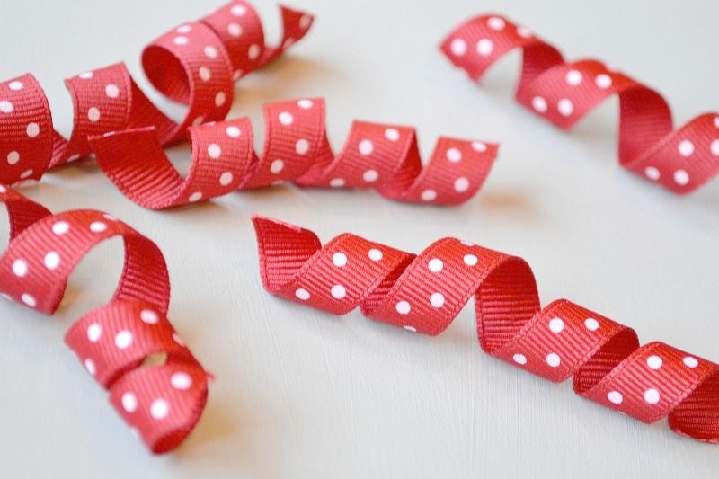 How to Curl Grosgrain Ribbon     This very basic trick of “baking” grosgrain ribbon to curl it has been around forever, and I