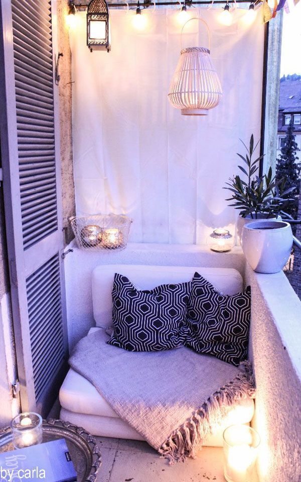 modern balcony decor—Tea lights and small lanterns: Use plenty of them to create a warm atmosphere at night.