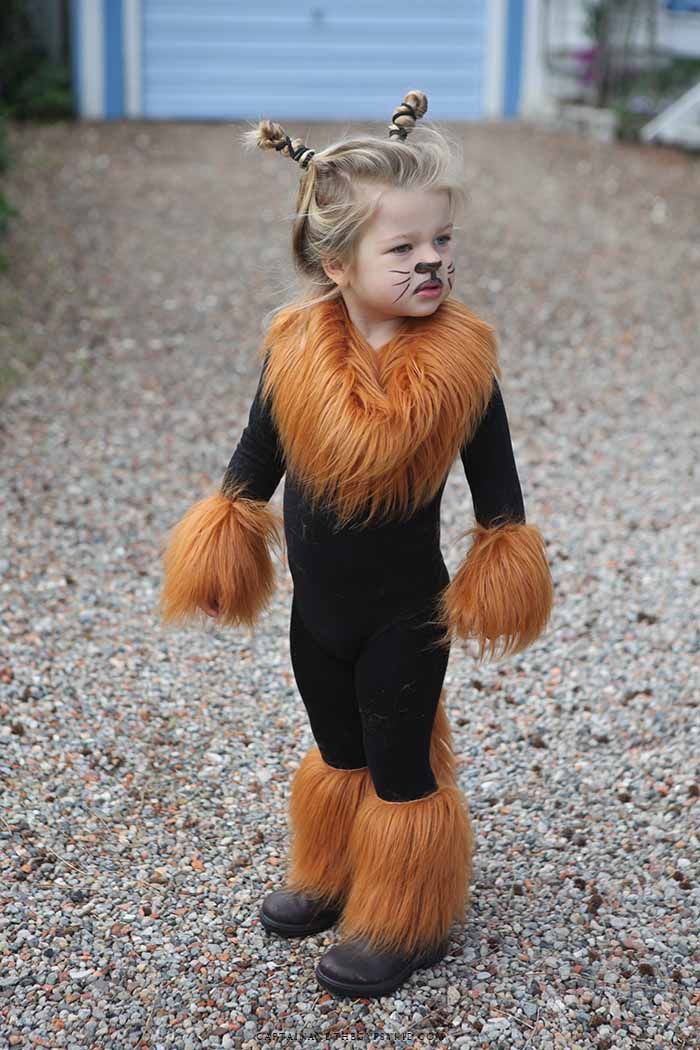 OMG! LOVE LOVE this super cute Halloween costume! I bet its not that hard to make it! @Brooke Seebold