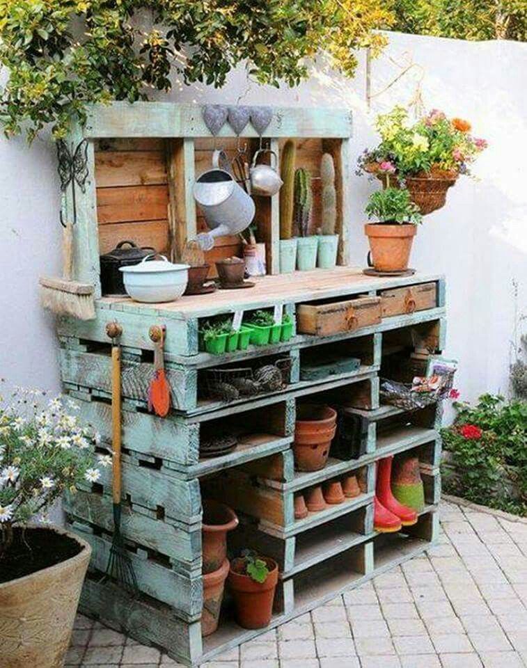 PALLET GARDEN TABLE….absolutely love this!!  Featured on our BEST DIY Pallet Ideas!