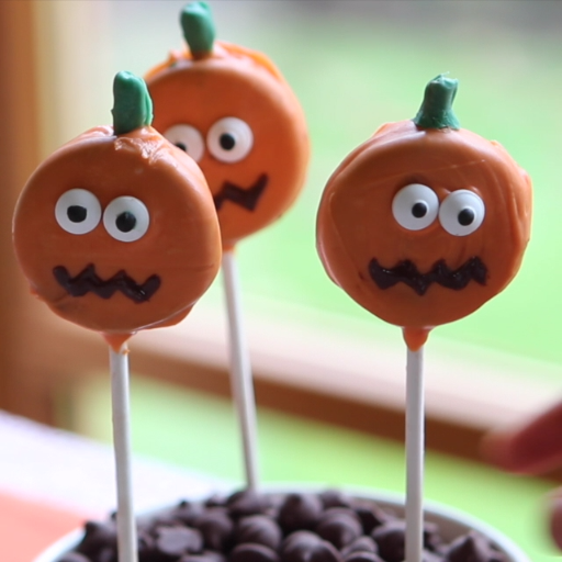 These Pumpkin Oreo Pops are super cute if you want to make a nice little basket of pumpkin pops for your Halloween party or