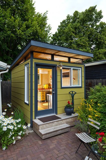 Ein kleines, modernes, flachdaches, gelbes Gartenhaus. Alles für Ihrer perfekte Freizeit. Mehr Information auf