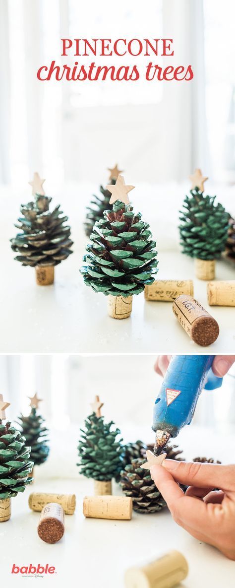 Mini-Weihnachtsbäume basteln aus Tannenzäpfen und Weinkorken