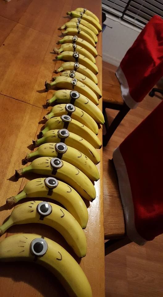 Minion Bananas! Such a fun kids school snack idea. Huge hit! DIY
