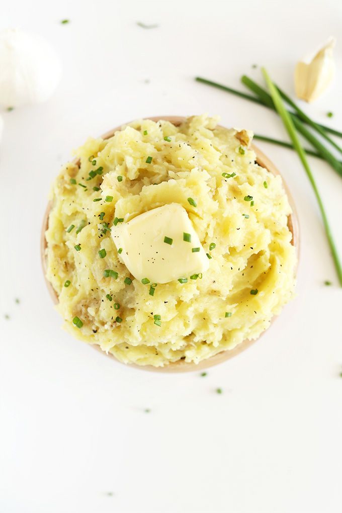 6 Ingredient vegan mashed potatoes loaded with garlic, vegan butter, black pepper and chives. Fluffy, easy and so addictive.