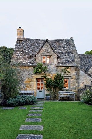 Adorable eighteenth-century Cotswold cottage. Wait until you see inside. Click on for more…