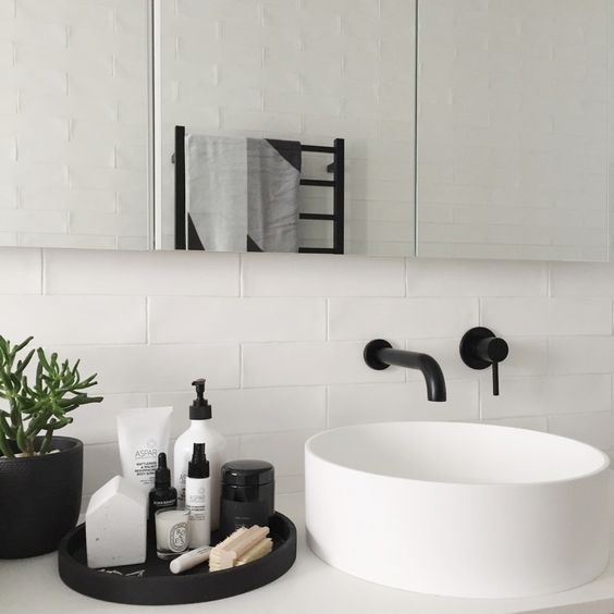 Bathroom Style / Tray on Counter / Modern Decor