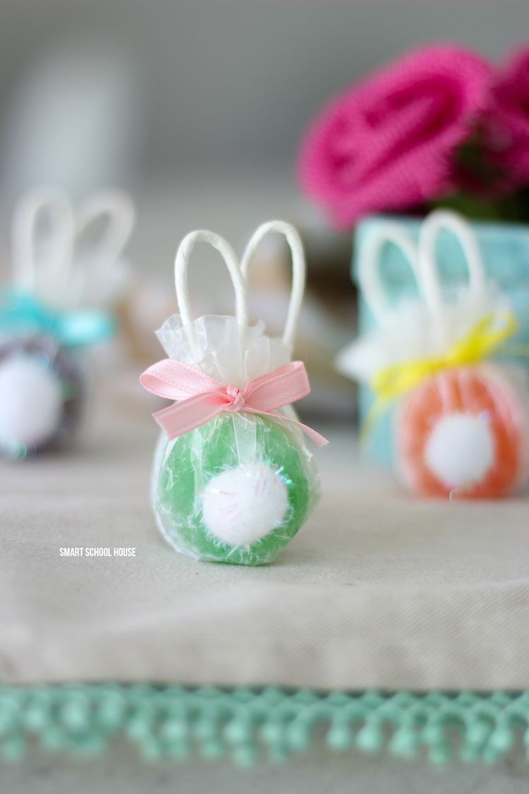 Bunny Lollipops made with safety pops. The handles are the ears! Adorable bunny butt lollipops. And easy DIY Easter gift idea.
