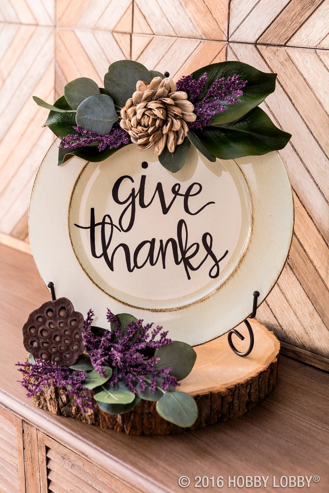 Display a lovely charger to show gratitude for your loved ones this Thanksgiving! Embellish with coordinating faux florals and
