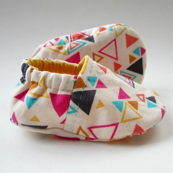 DIY baby shoes. Sewing Look how cute these are Aireal and Katelyn! If I was crafty at all and knew how to sew I’d  make them for