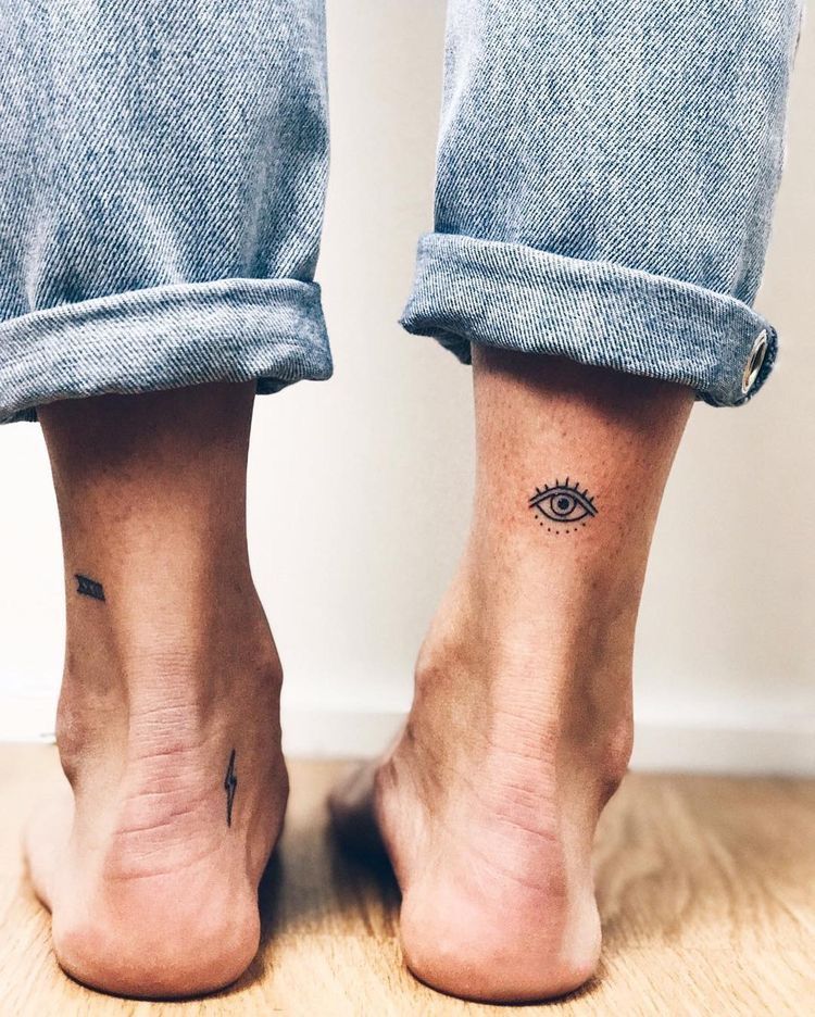 eye tattoo on the back of the calve, super minimalistic gorgeous design + awesome placement, by @finelinervreter, pin: