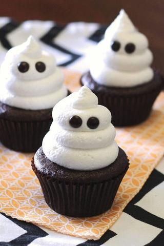 Halloween // Ghost Cupcakes // Frightfully Good Halloween Cupcakes