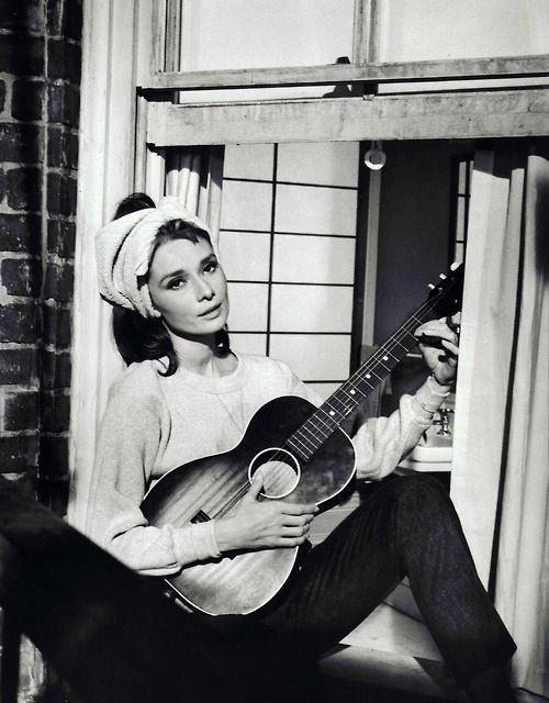 Rare Audrey Hepburn Moon River….scene form Breakfast at Tiffany’s Loved her in this movie… ŚCIANA