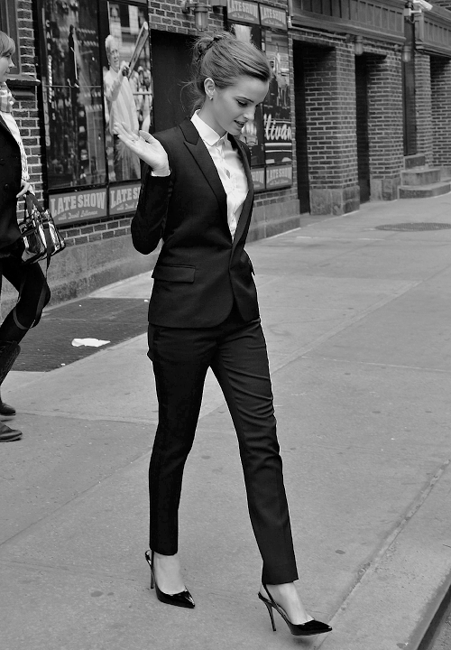 Style Watch – Emma Watson [Style Not Trend] Anzug in Kombination mit spitz zulaufenden Schuhen wirken echt elegant.