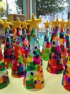 Tissue paper Christmas trees! Love these cute kids crafts.  Fun activity for the kids to do during winter break.