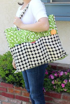 Tutorial with easy to understand instructions and pictures that show you how to sew an Extra Big tote with lots of pockets. Fun