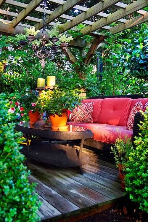 Via LINDSEY CAINE @lindseycaine Pic: Secluded lush patio under pergola with red seating