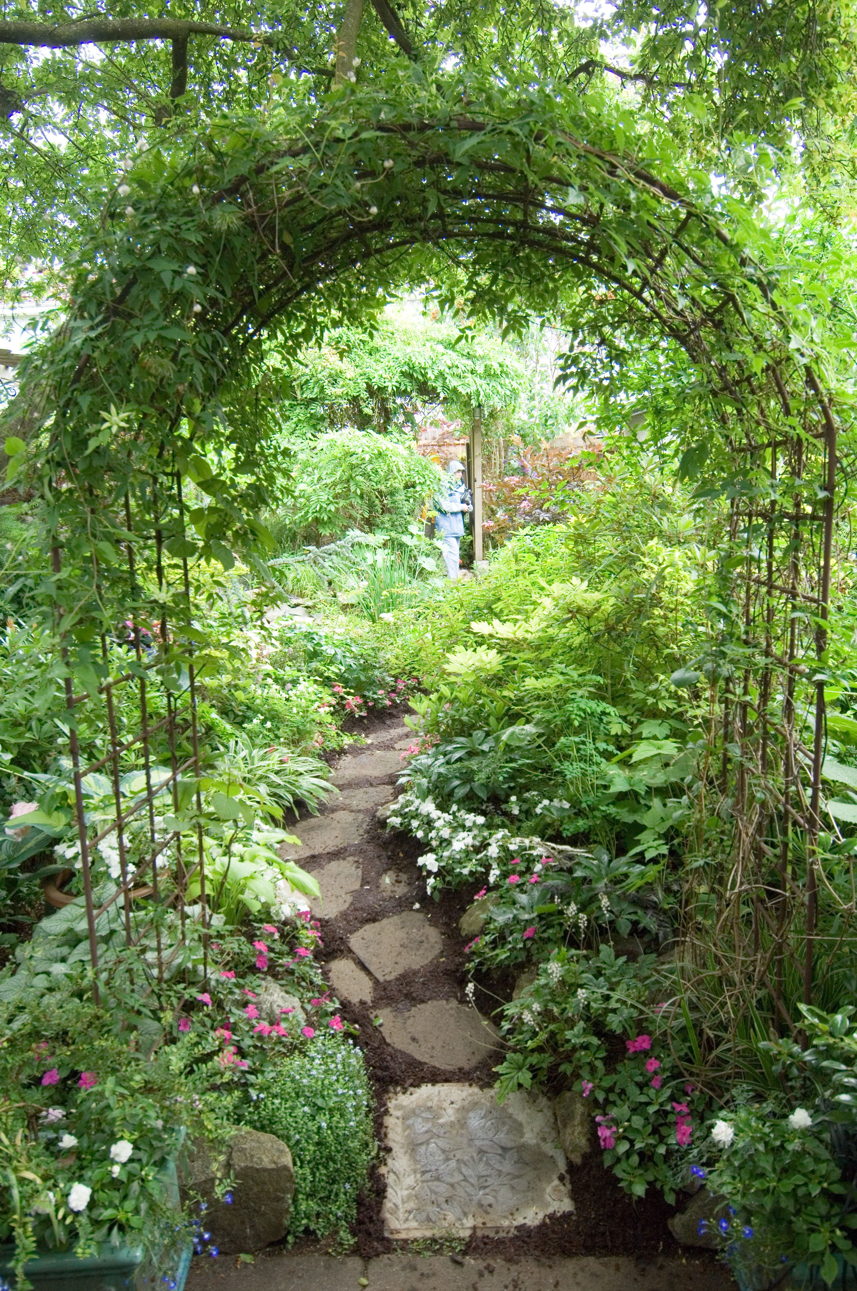 archway and path, using inexpensive garden arches found everywhere