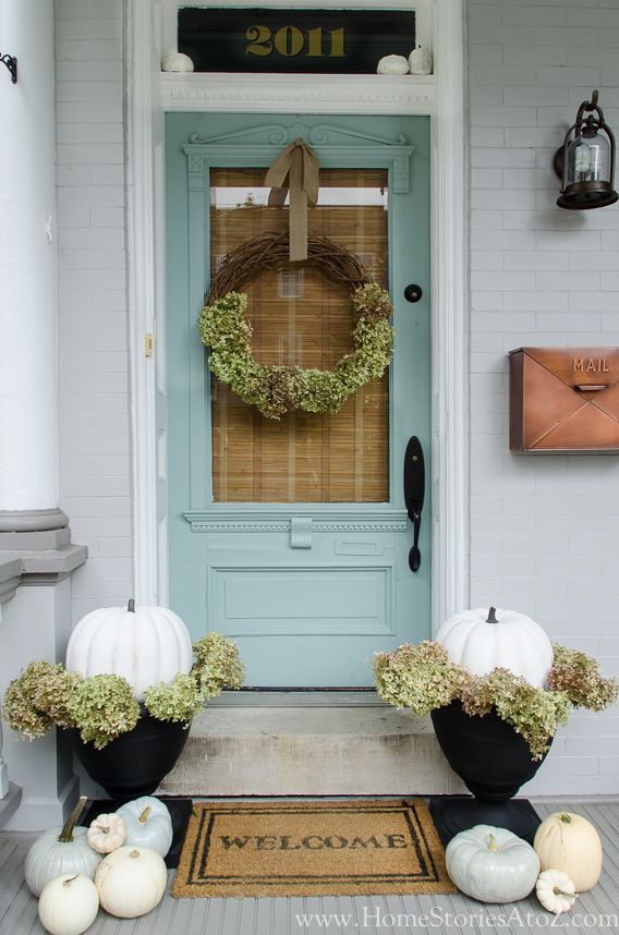Autumn is coming , and it’s high time to change the summer decorations of your beautiful porch onto fall ones. And here are some
