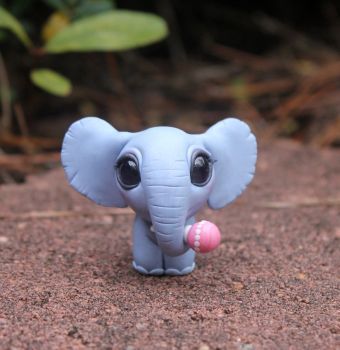 Baby elephant by BittyBiteyOnes