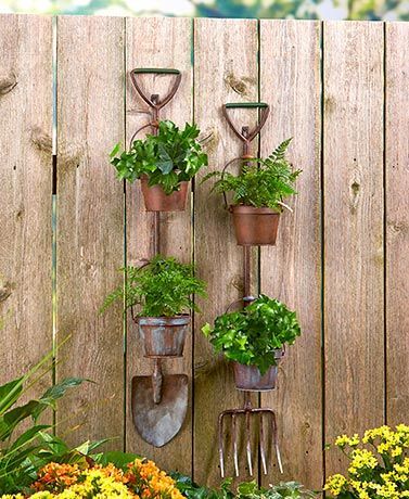 Display flowers or show off your herbal garden with this rustic planter. Designed to resemble a traditional gardening tool, it