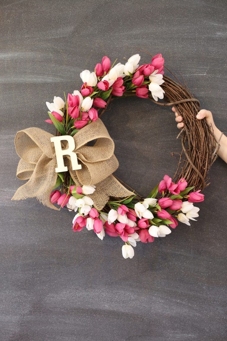 DIY tulip spring wreath idea from MichaelsMakers  Sugarbee Crafts