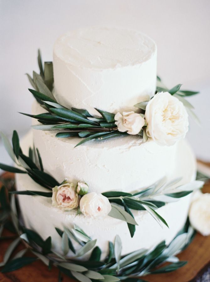 Foliage + floral topped cake: http://www.stylemepretty.com/2016/05/11/bohemian-wedding-on-waiheke-island/ | Photography: Katie