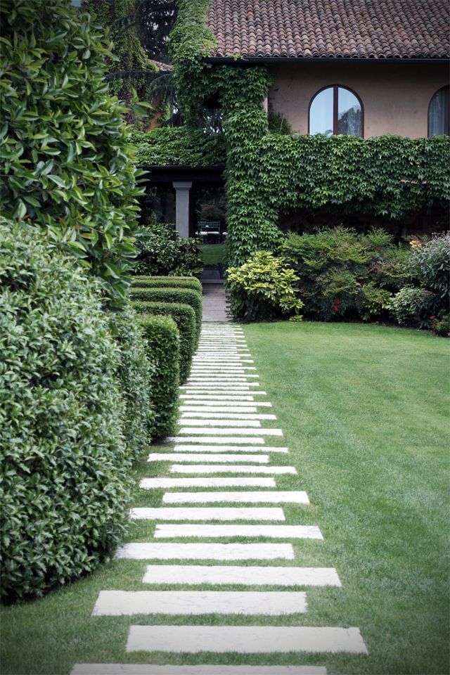 Gorgeous garden path…simple idea, but visually so interesting.