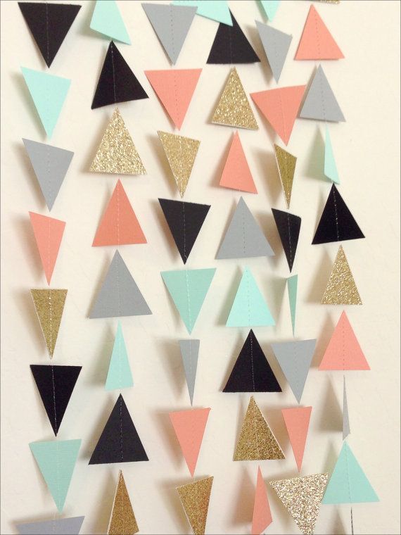 Korallen-Mint Gold grau schwarze geometrische Dreieck Garland. Geometrische Garland. Papier-Hintergrund. Pow-Wow-Party.